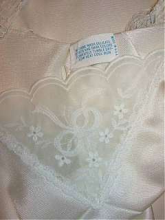 Exc Vtg White VANITY FAIR Sheer Nylon Embroidered Flowers & Bow Full 