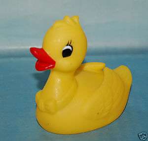 DUCK DUCKY YELLOW RUBBER SQUEEZE SQUEAK TOY VERY RARE  