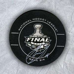  Jonathan Toews Autographed Puck   Stanley Cup 6 Official 