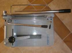 This auction comes with 1 G12 PRO paper cutter, 1 Extra Blade and 1 
