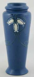  AZTEC 9 VASE W/STYLIZED LILY OF THE VALLEY SQUEEZEBAG DESIGN MINT