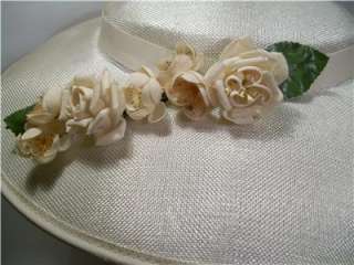 VINTAGE 1950S WHITE GARDEN PICTURE HAT WITH ROSE CLUSTER ACCENT~WIDE 