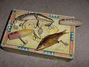 VINTAGE LOT OF WOOD FISHING FISH LURES AND MT BOXES  